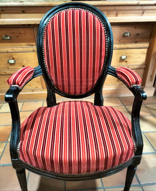 Réfection traditionnelle complète d'un fauteuil médaillon Napoléon III à Clermont-Ferrand  