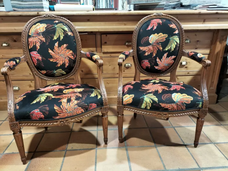 Eric valette tapissier a Clermont ferrand à réaliser une paire de fauteuils médaillon de style Louis XVI, Clermont-Ferrand, Tapissier Décorateur Éric Valette